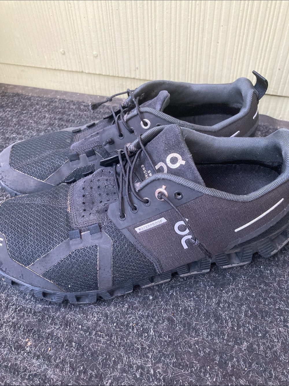 On Cloud Lightweight Women's Athletic Sneakers in Black and Gray 8.5